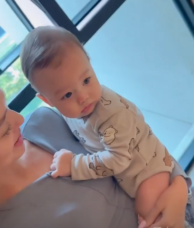 Vợ Tây và con trai hào hứng đón Bùi Tiến Dũng trở về sau chức vô địch V.League 2023-2