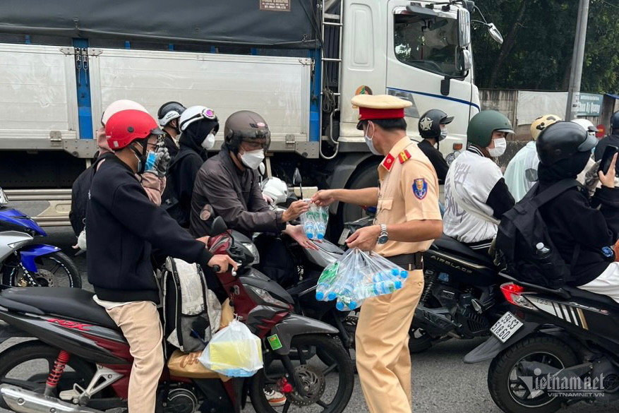 CSGT Đồng Nai dừng xe, phát nước và khăn lạnh cho người đi đường-1