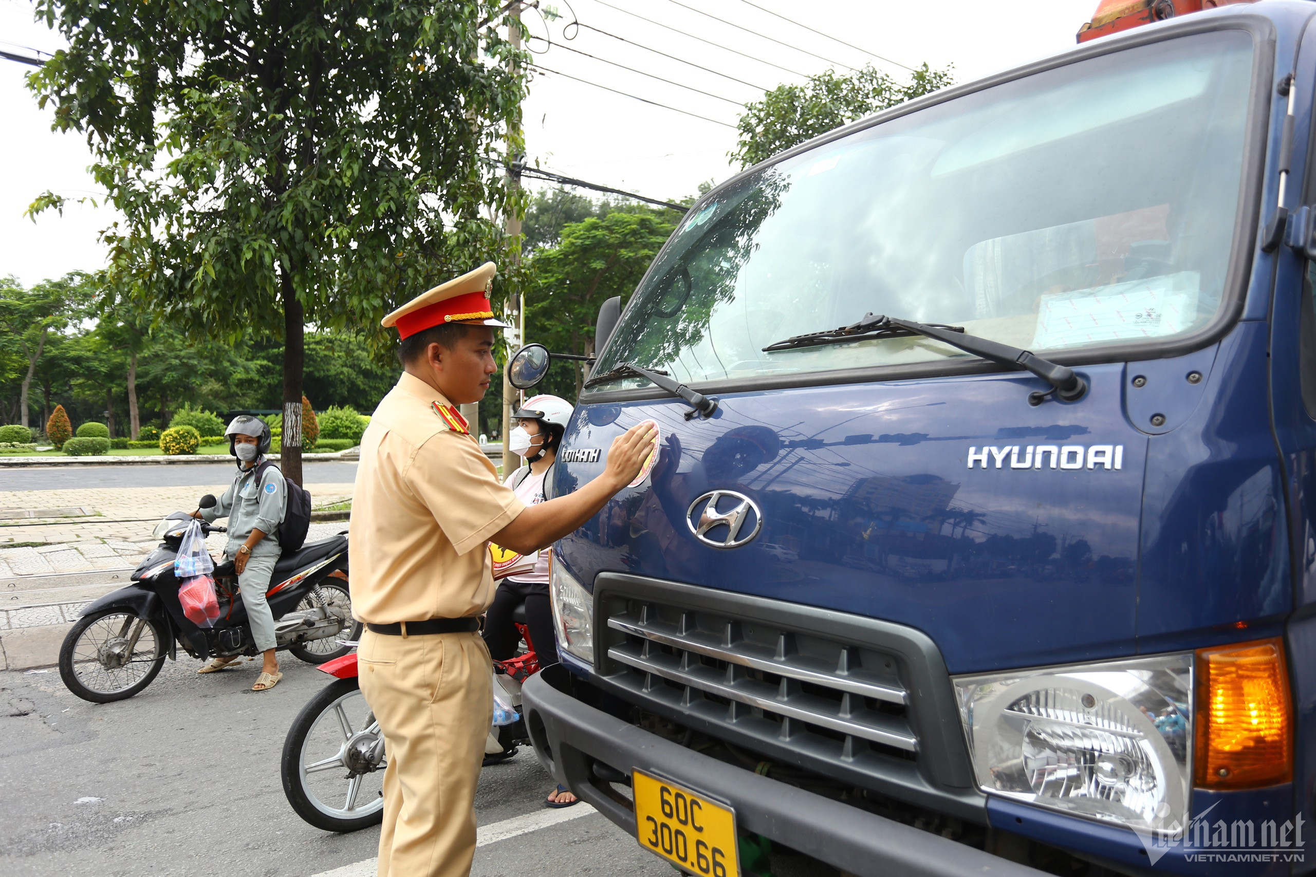 CSGT Đồng Nai dừng xe, phát nước và khăn lạnh cho người đi đường-2