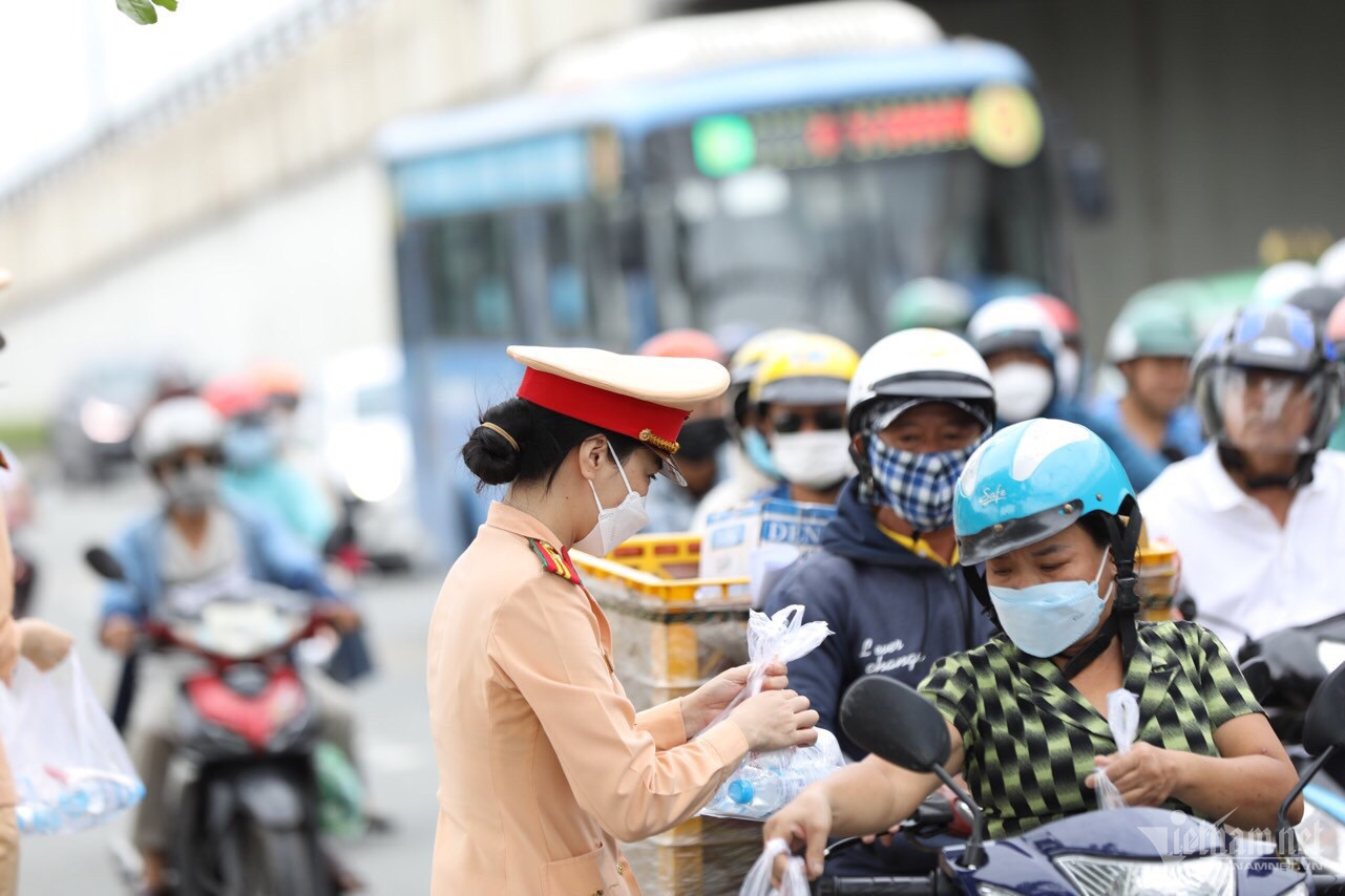 CSGT Đồng Nai dừng xe, phát nước và khăn lạnh cho người đi đường-4
