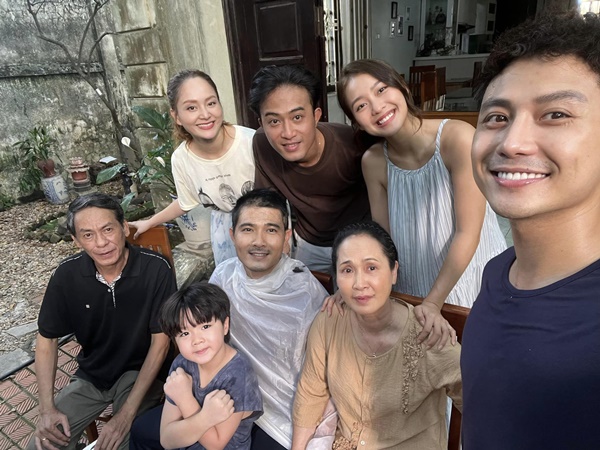 Thanh Sơn tung ảnh hậu trường hài hước cảnh Quang Sự bị cạo đầu-1