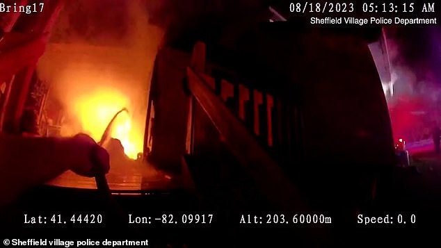 Đi tuần lúc 5h sáng, anh cảnh sát cứu mạng gia chủ trong đám cháy-3