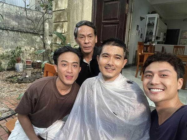 Thanh Sơn tung ảnh hậu trường hài hước cảnh Quang Sự bị cạo đầu-3