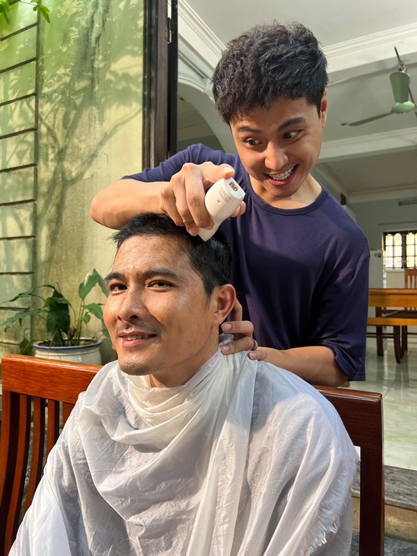Thanh Sơn tung ảnh hậu trường hài hước cảnh Quang Sự bị cạo đầu-4