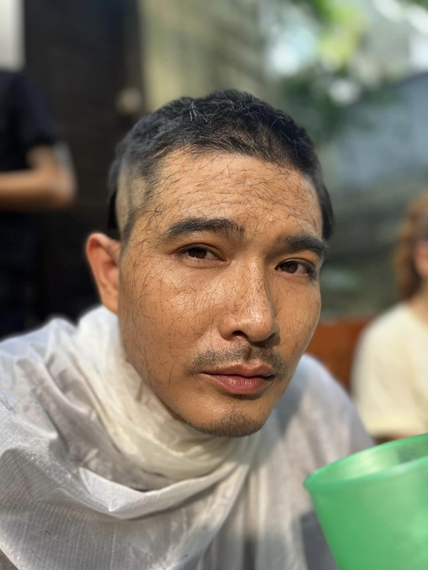 Thanh Sơn tung ảnh hậu trường hài hước cảnh Quang Sự bị cạo đầu-5