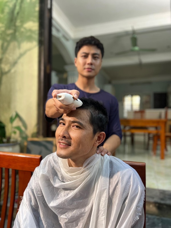 Thanh Sơn tung ảnh hậu trường hài hước cảnh Quang Sự bị cạo đầu-6