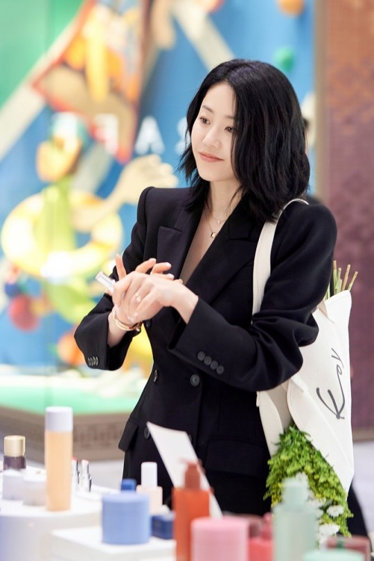 Go Hyun Jung khoe vẻ quyến rũ ở tuổi 52, khác hẳn hình ảnh nàng dâu bị gia tộc Samsung ruồng bỏ” năm nào-3
