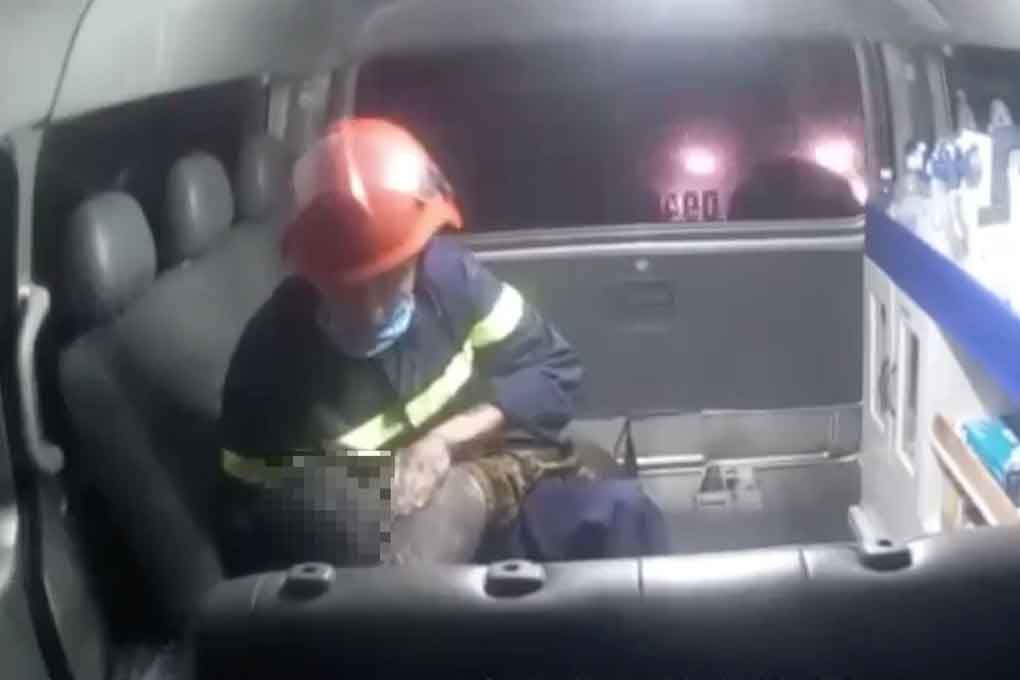 Xúc động chiến sĩ PCCC ôm bé trai lao ra từ vụ cháy, sơ cứu trên xe cấp cứu-1