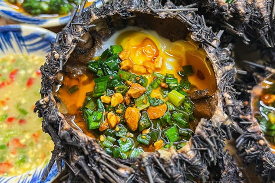 Loài vật xấu xí, được coi như “nhân sâm của biển”, thần dược của quý ông, nướng mỡ hành cực ngon