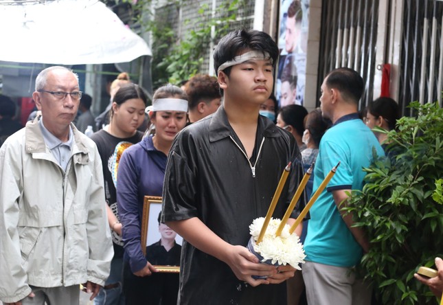 Người thân đau lòng đưa tiễn ca sĩ Huy Bảo mất ở tuổi 32 về nơi an nghỉ-1