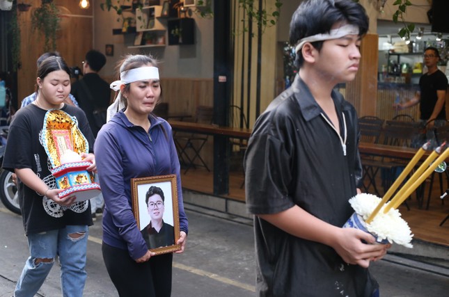 Người thân đau lòng đưa tiễn ca sĩ Huy Bảo mất ở tuổi 32 về nơi an nghỉ-2
