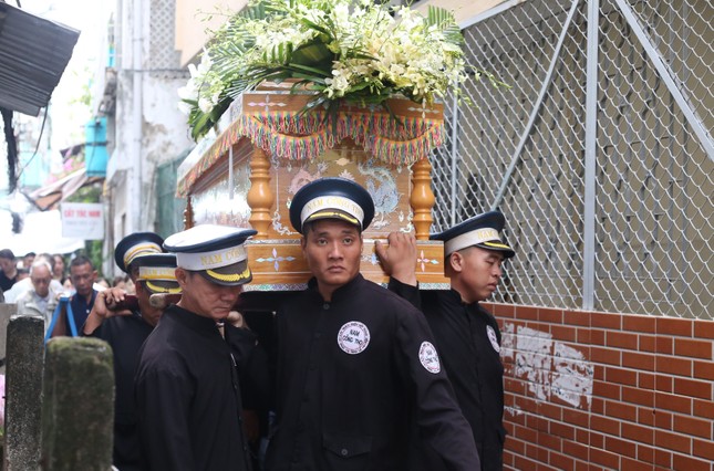 Người thân đau lòng đưa tiễn ca sĩ Huy Bảo mất ở tuổi 32 về nơi an nghỉ-3