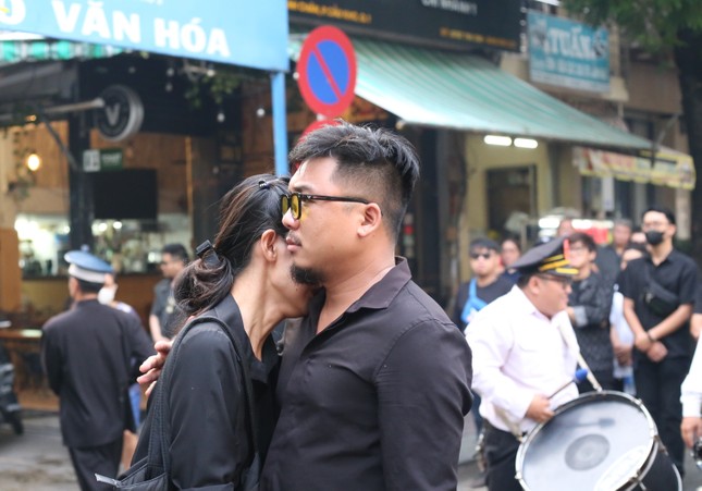 Người thân đau lòng đưa tiễn ca sĩ Huy Bảo mất ở tuổi 32 về nơi an nghỉ-4