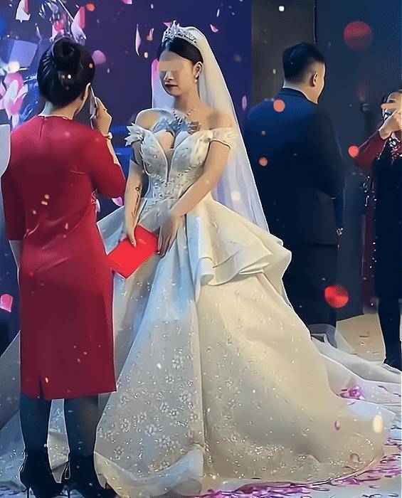 Hôn lễ đang tưng bừng, mẹ chú rể chợt xụ mặt không lên sân khấu phát biểu khi nhìn thấy thứ trước ngực cô dâu-1