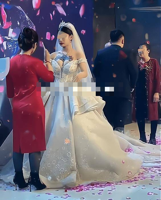 Hôn lễ đang tưng bừng, mẹ chú rể chợt xụ mặt không lên sân khấu phát biểu khi nhìn thấy thứ trước ngực cô dâu-2