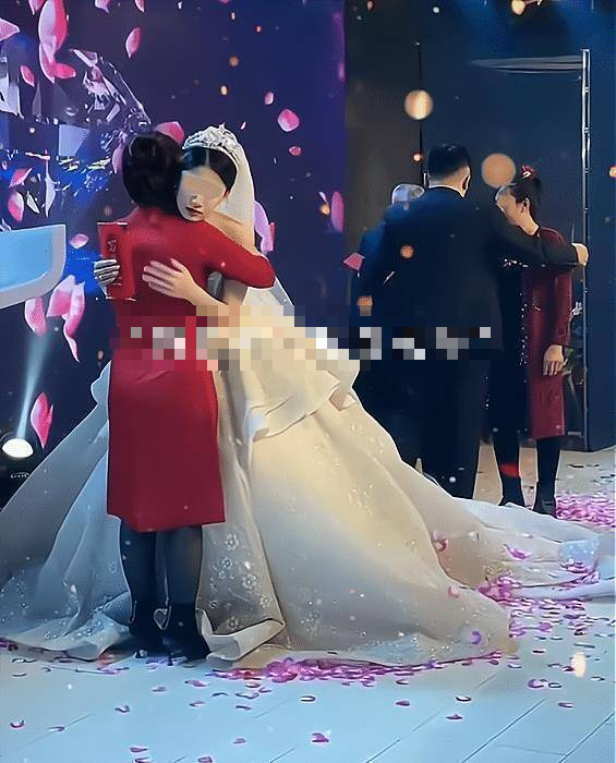Hôn lễ đang tưng bừng, mẹ chú rể chợt xụ mặt không lên sân khấu phát biểu khi nhìn thấy thứ trước ngực cô dâu-3