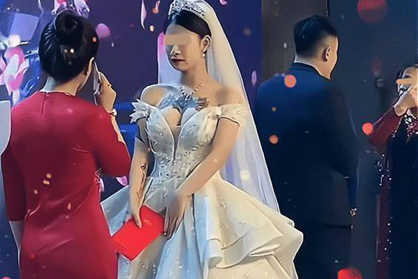 Xịt bình cứu hỏa khiến phù dâu ngã lăn ra đất, trò đùa đám cưới gây phẫn nộ-2