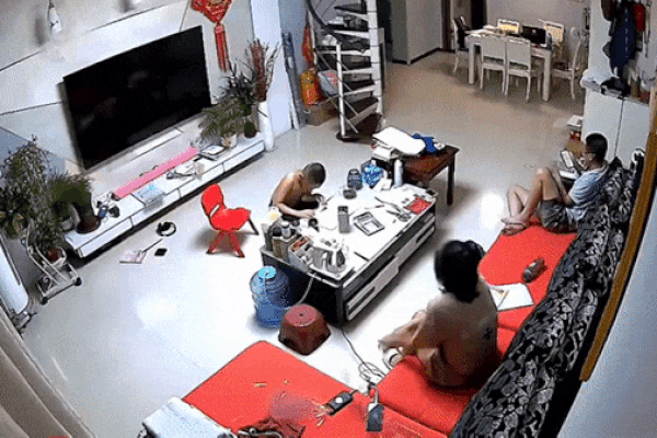 Clip: Liều lĩnh lao qua nóc 2 tòa nhà, ô tô rơi cắm đầu xuống đất-1