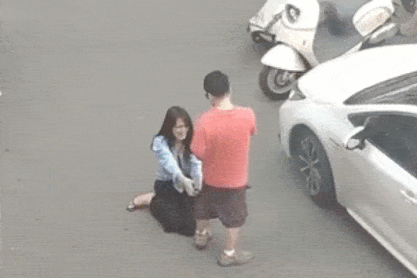 Clip: Cô gái khóc lóc, quỳ gối xin lỗi người đàn ông sau va chạm