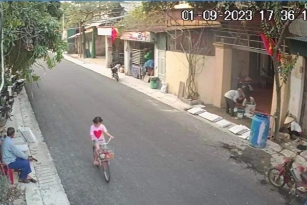 Bé gái đạp xe đi lạc hơn 50km từ Thanh Hóa đến Ninh Bình-1