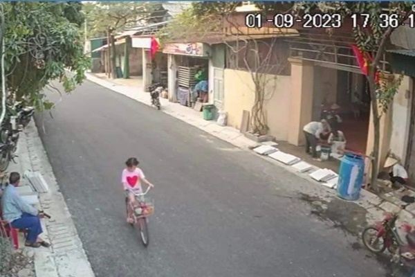 Nữ chủ quán bắt gặp bé gái 2 tuổi không mặc quần áo đi lạc trong đêm, cứu cặp bố mẹ sau sai lầm nhiều phụ huynh mắc phải-5
