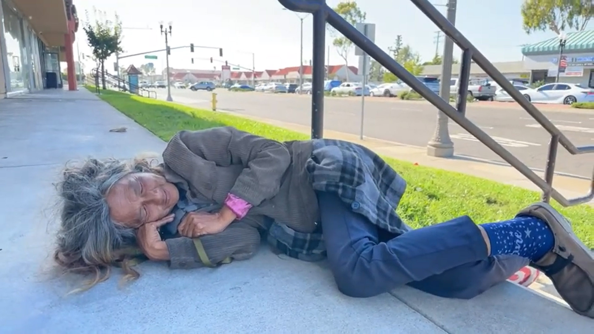 Xót xa ca sĩ Kim Ngân đầu tóc rối bù, tiều tụy, nằm ngủ ngoài vỉa hè-3