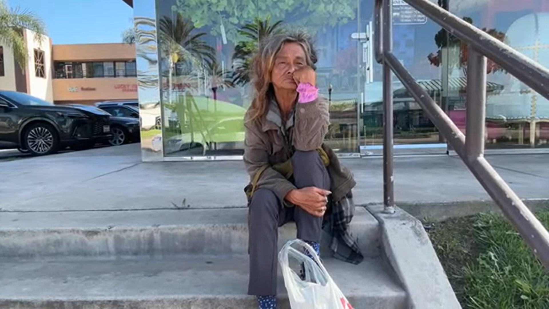 Xót xa ca sĩ Kim Ngân đầu tóc rối bù, tiều tụy, nằm ngủ ngoài vỉa hè-2