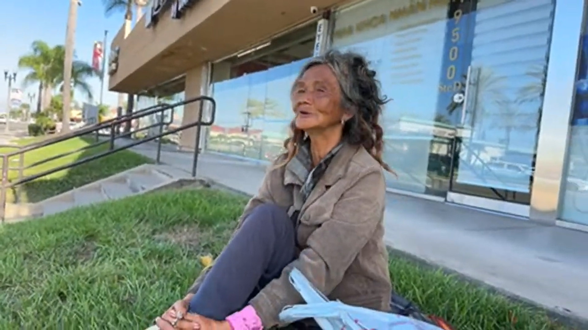 Xót xa ca sĩ Kim Ngân đầu tóc rối bù, tiều tụy, nằm ngủ ngoài vỉa hè-1