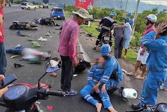 Ô tô tông hàng loạt xe máy dừng đèn đỏ: Tài xế là thiếu niên 16 tuổi