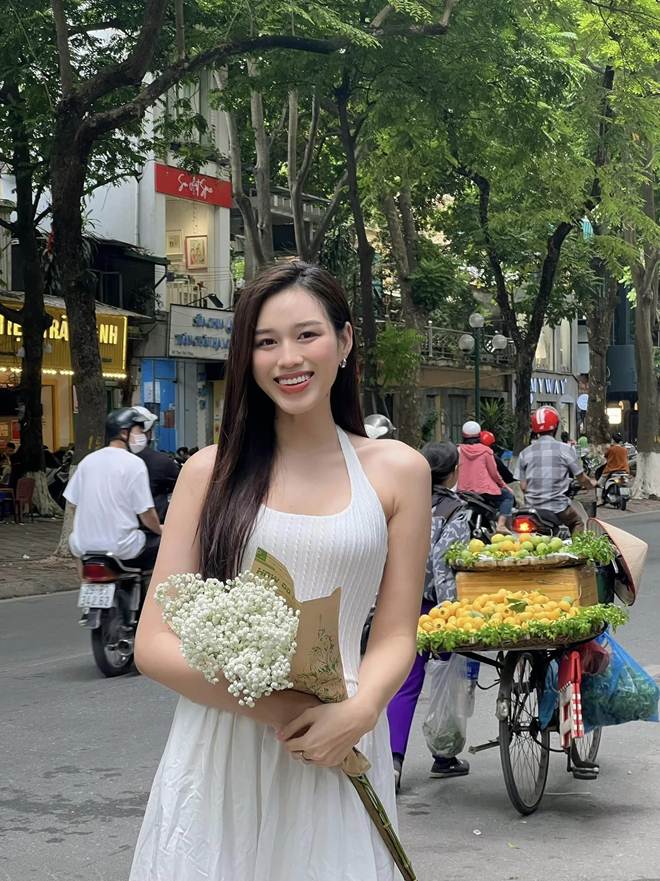 Hoa hậu Đỗ Thị Hà chuộng váy siêu ngắn, khoe chân dài 1m11-12