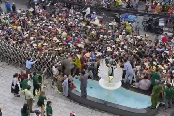 Người đàn ông cởi trần chặn đường, phi dao vào xế hộp Land Cruiser là ai?-3