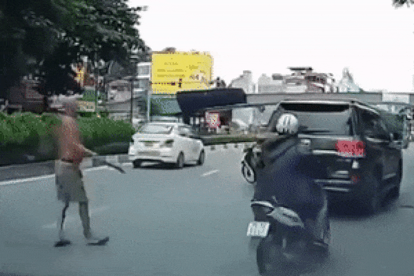 Người đàn ông cởi trần chặn đường, phi dao vào xế hộp Land Cruiser là ai?-1