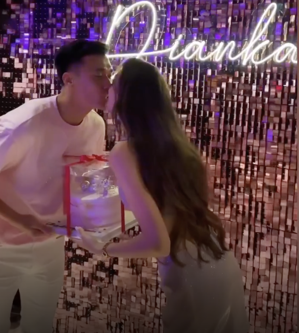 Thủ môn Bùi Tiến Dũng cặm cụi cho con uống sữa khi vợ Tây quẩy tưng bừng cùng bạn bè-8