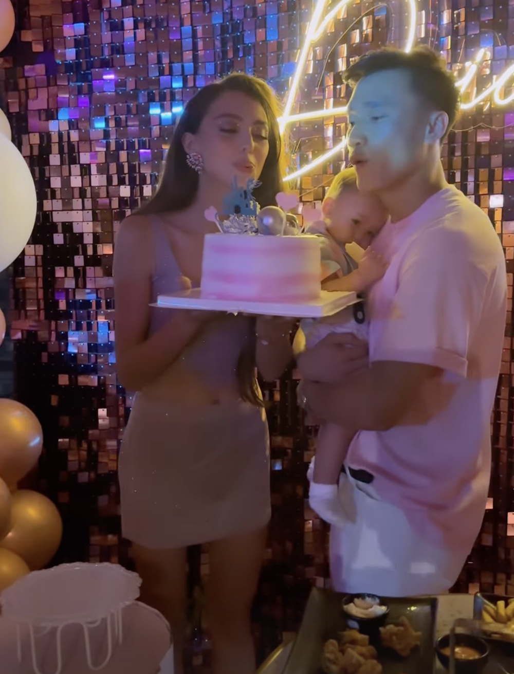 Thủ môn Bùi Tiến Dũng cặm cụi cho con uống sữa khi vợ Tây quẩy tưng bừng cùng bạn bè-7