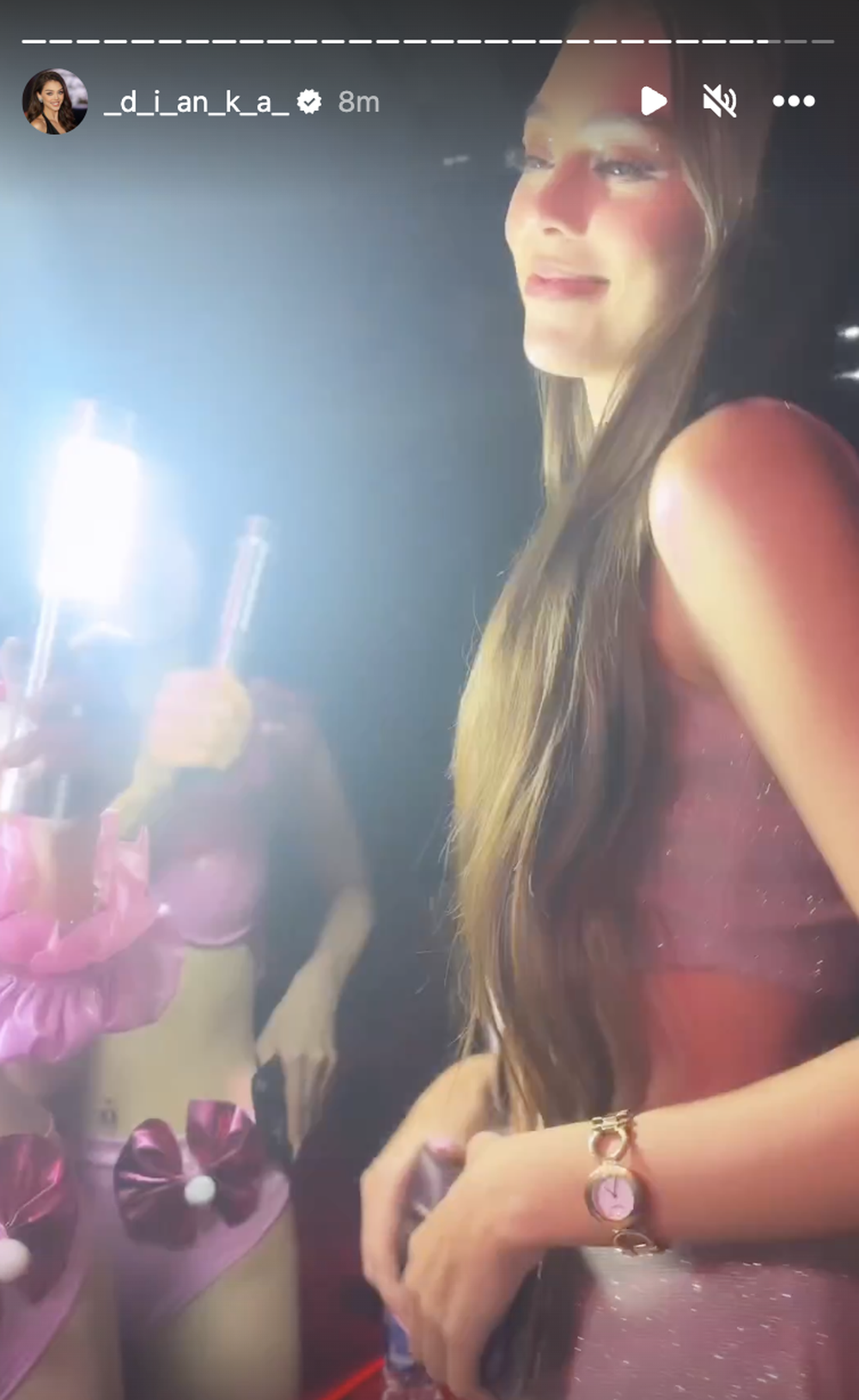 Thủ môn Bùi Tiến Dũng cặm cụi cho con uống sữa khi vợ Tây quẩy tưng bừng cùng bạn bè-6