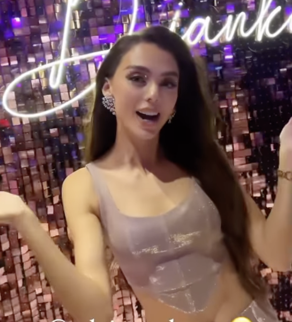 Thủ môn Bùi Tiến Dũng cặm cụi cho con uống sữa khi vợ Tây quẩy tưng bừng cùng bạn bè-5