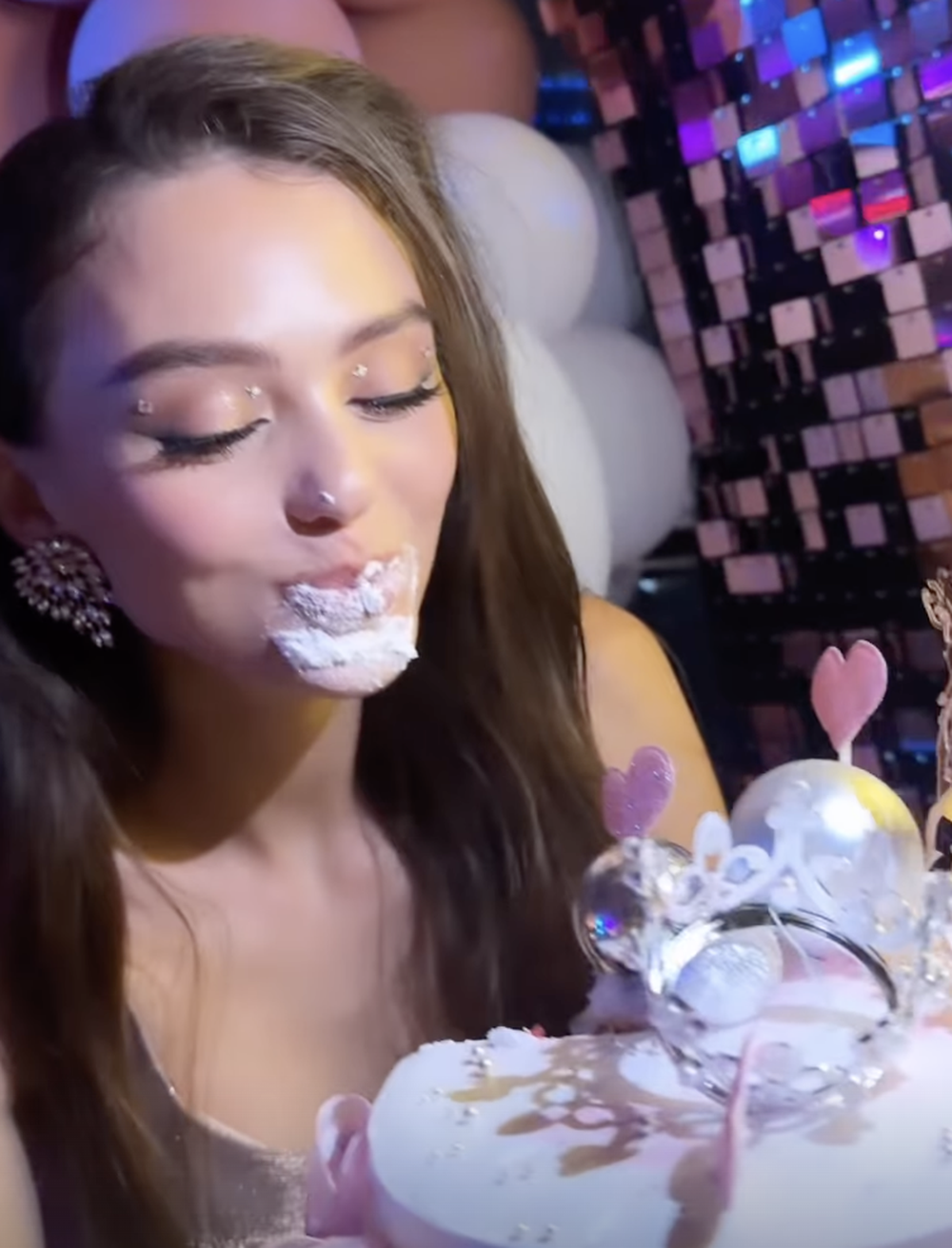 Thủ môn Bùi Tiến Dũng cặm cụi cho con uống sữa khi vợ Tây quẩy tưng bừng cùng bạn bè-3