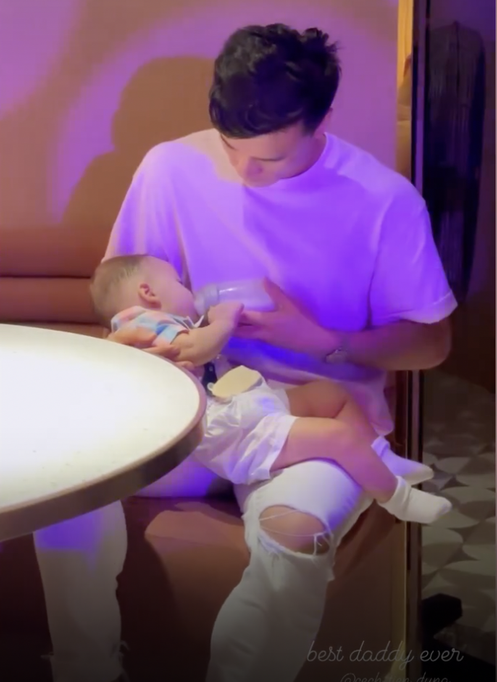 Thủ môn Bùi Tiến Dũng cặm cụi cho con uống sữa khi vợ Tây quẩy tưng bừng cùng bạn bè-1