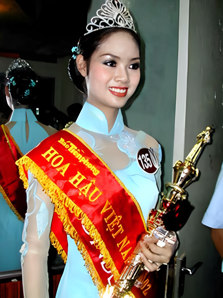 Cuộc sống sau 21 năm đăng quang của Hoa hậu Việt Nam bí ẩn nhất showbiz-1