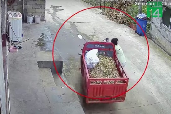 Quên rút chìa khóa xe ba gác, người mẹ khiến con trai gặp nạn