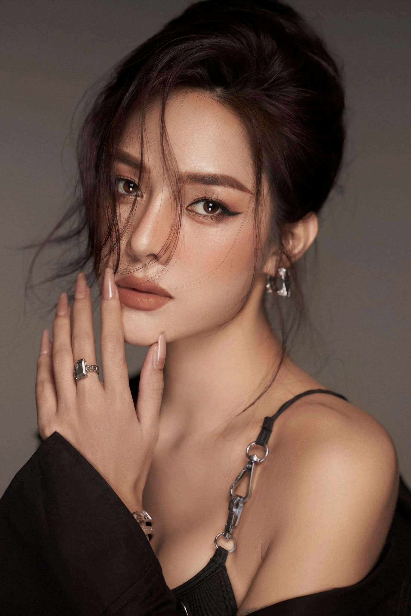 Sao Việt 3/9: Thuỷ Tiên khác lạ nghi dao kéo, Khánh Thi gợi cảm bên chồng-6