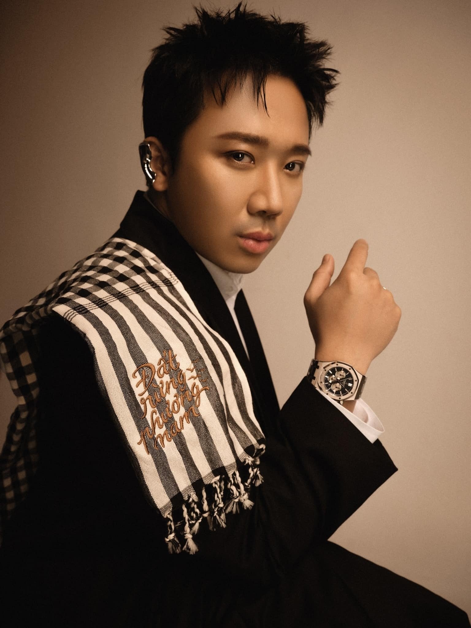 Sao Việt 3/9: Thuỷ Tiên khác lạ nghi dao kéo, Khánh Thi gợi cảm bên chồng-3