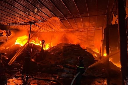 Hải Phòng: Tham gia chữa cháy xưởng phế liệu trong đêm, một cán bộ bị thương