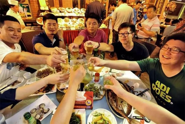 Chàng trai 25 tuổi bị viêm tụy cấp vì ăn hải sản cùng đồ uống quen thuộc này-2