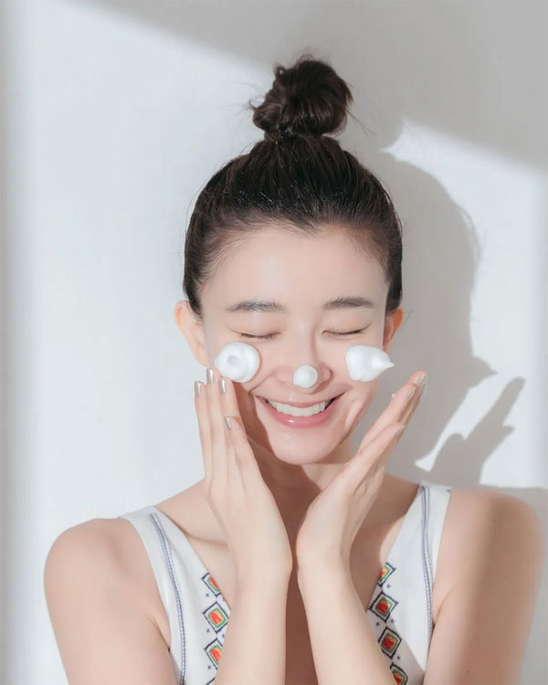 6 lợi ích của việc dùng sữa rửa mặt tạo bọt mà các chị em nên biết-1