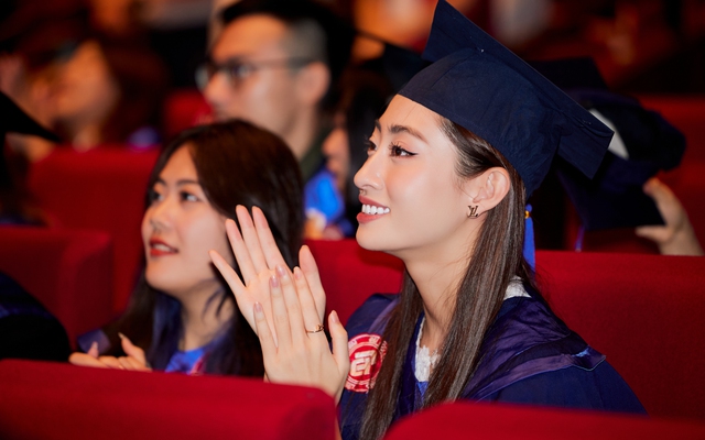 Các nàng Hậu nhà Sen Vàng đọ sắc cùng áo cử nhân: Ai cũng xinh đẹp, học vấn thì xịn khỏi bàn!-8