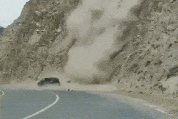 Clip: Đang đi đường, người đàn ông ngã gục xuống đường bất tỉnh-1