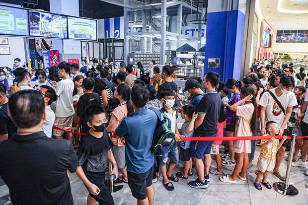 Trung tâm thương mại ở Hà Nội tấp nập người dịp nghỉ lễ, phải xếp hàng gần 40 phút mới có thể vui chơi-1