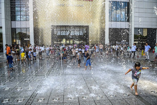 Trung tâm thương mại ở Hà Nội tấp nập người dịp nghỉ lễ, phải xếp hàng gần 40 phút mới có thể vui chơi-10