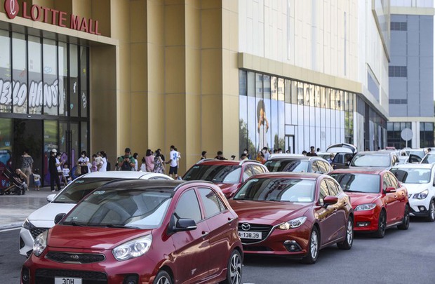 Trung tâm thương mại ở Hà Nội tấp nập người dịp nghỉ lễ, phải xếp hàng gần 40 phút mới có thể vui chơi-2